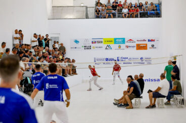 Partida de pilota valenciana en sobre el renovado pavimento del Trinquet Municipal de Benissa