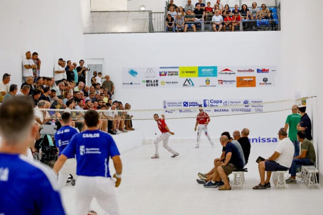 Imagen: Partida de pilota valenciana en sobre el renovado pavimento del Trinquet Municipal de Benissa