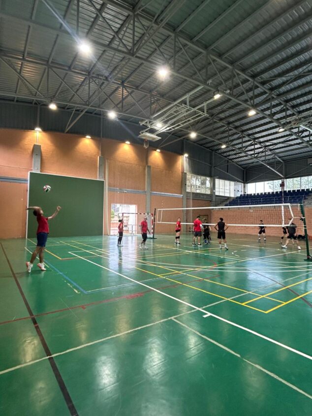 Imagen: Vista general de un partido de voleibol en un pabellón cubierto durante el torneo.