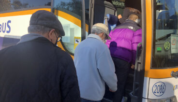 El PSOE de la Diputación reclama 1,4 millones de euros para el transporte en municipios pequeños 2 pasajeros subiendo a un autobus archivo