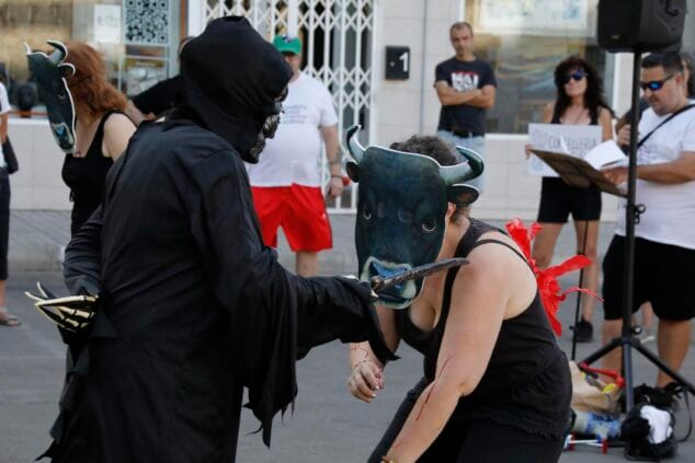 Performance durante la concentración contra la corrida de toros en Ondara