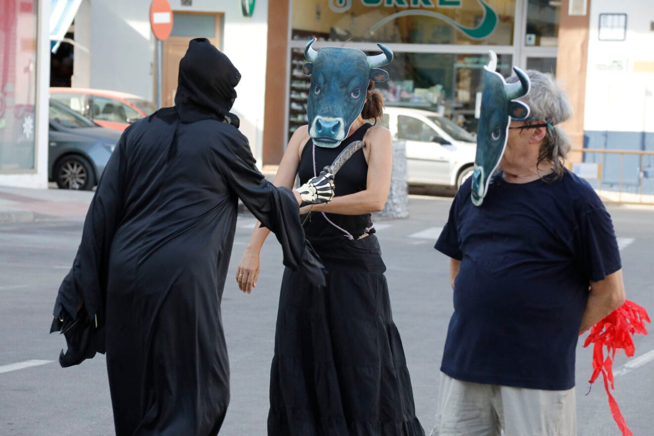 Performance en la manifestación antitaurina de Ondara