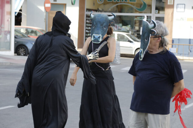 Imagen: Performance en la manifestación antitaurina de Ondara