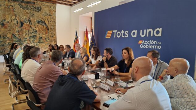Sindicatos piden amparo al Gobierno por la Ley de Educación valenciana 1 Imagen: Pilar Bernabé asegura a docentes que el Gobierno garantizará sus derechos