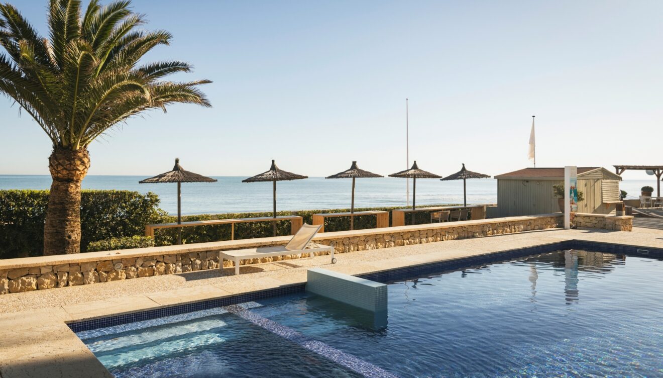 Piscina con vistas al mar