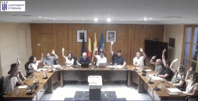 Imagen: Momento de la votación a mano alzada por unanimidad de los miembros del pleno del Ayuntamiento de Ondara.
