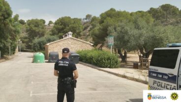Agente y patrulla de la Policía Local de Benissa