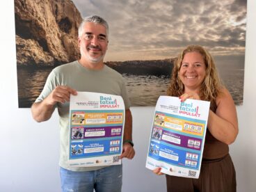 Javi Cabrera y Mayte Roldán sosteniendo carteles del programa 'Benitatxell Impulsa't'.