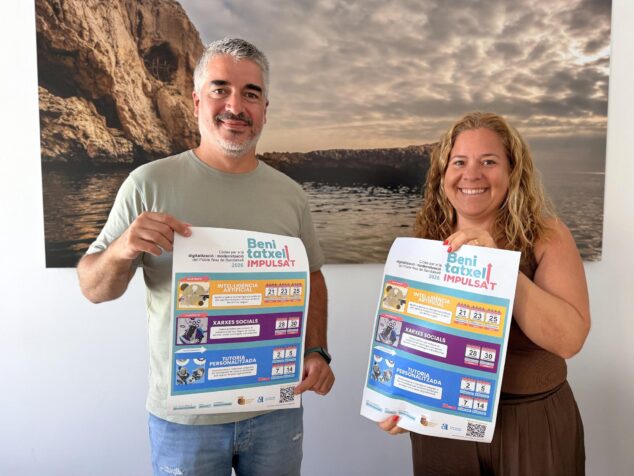 Javi Cabrera y Mayte Roldán sosteniendo carteles del programa 'Benitatxell Impulsa't'.