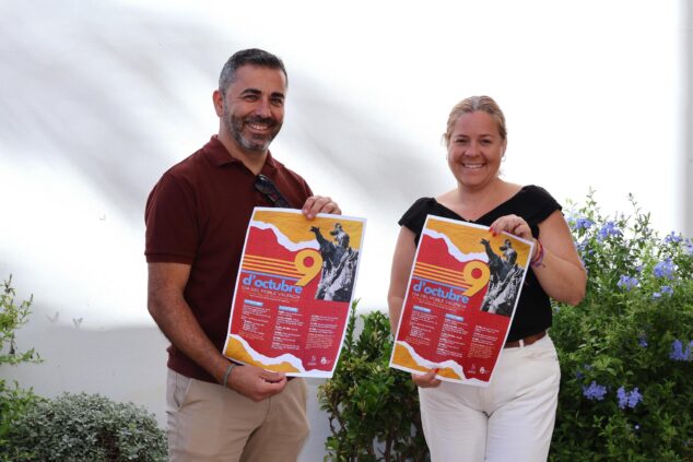 Imagen: Los concejales de Benitatxell sostienen el cartel de la programación del 9 d'Octubre 2026.