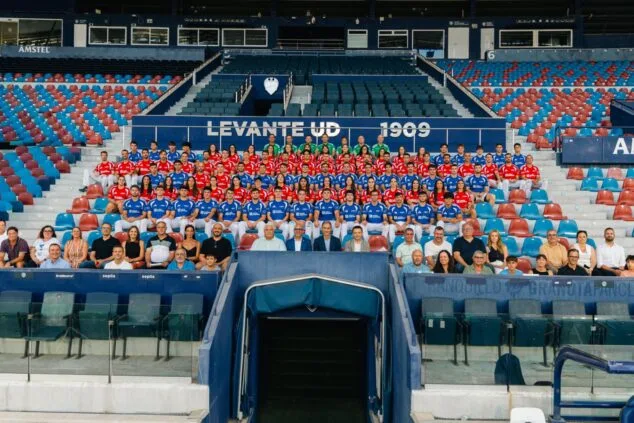 À Punt retransmite este domingo desde Benissa la Copa Caixa Popular de pilota valenciana 1 Imagen: Grupo de jugadores de pilota valenciana y organizadores posando en las gradas del estadio Ciutat de València para la presentación de la Copa Caixa Popular.