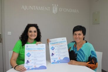 Las concejalas Rosa Ana Marí y Raquel Mengual sostienen el cartel de los cursos de formación de adultos 2026-2027 de Ondara.