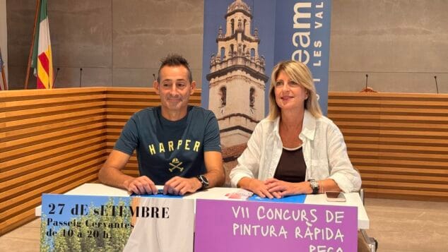 Así será la cuarta Fira de Comerç de Pego: música en directo, pintura, gastronomía y actividades para todos 3 Imagen: Dos personas en una rueda de prensa con carteles de la Feria de Comercio y el Concurso de Pintura Rápida de Pego.