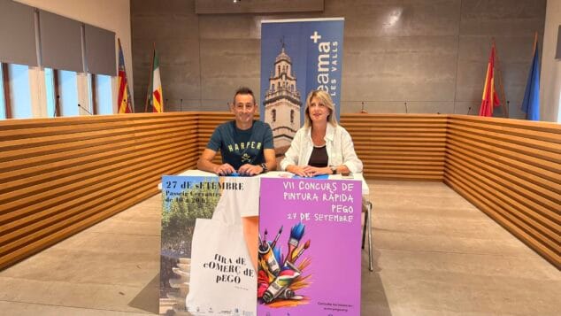 Así será la cuarta Fira de Comerç de Pego: música en directo, pintura, gastronomía y actividades para todos 1 Imagen: Dos personas presentan los carteles de la Fira de Comerç y el Concurs de Pintura Ràpida de Pego en una rueda de prensa.