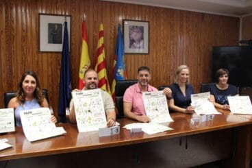 Ondara convierte plazas de aparcamiento en jardines urbanos temporales para fomentar el comercio de proximidad 3 Presentación de la campaña PARK(ing) Ondara Experience 2026 en el Ayuntamiento con los organizadores mostrando el cartel.