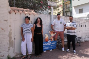 Ondara estrena rutas escolares seguras para el curso 2026-2027 con la «Raboseta» como guía 2 Cuatro representantes del Ayuntamiento de Ondara posan junto a un cartel de las nuevas Rutas Escolares Seguras.