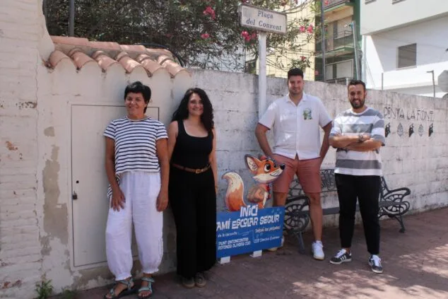 Cuatro representantes del Ayuntamiento de Ondara posan junto a un cartel de las nuevas Rutas Escolares Seguras.