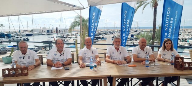 Imagen: Presentación de la XIII Gourmet Race en el Club Náutico Moraira con autoridades y organizadores en una mesa.