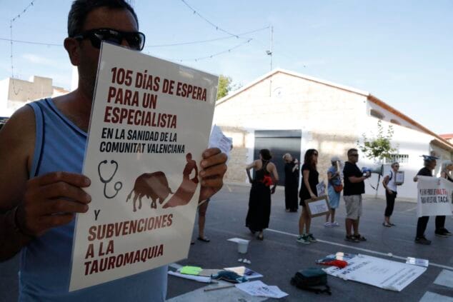Manifestante con cartel contra la tauromaquia en Ondara