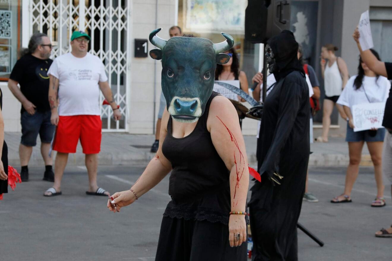 Manifestante con máscara de toro en la protesta antitaurina de Ondara