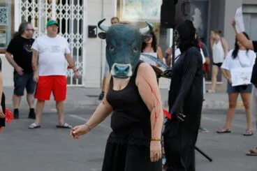 Manifestante con máscara de toro en la protesta antitaurina de Ondara