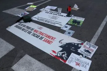 Material de protesta de ‘Ondara sense crueltat animal’