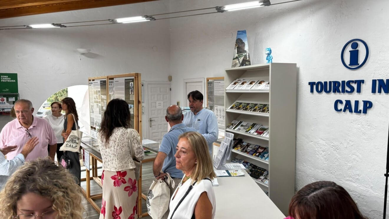 Público en la exposición de 100 años de Turismo en Calp
