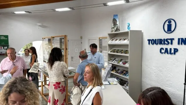 Un siglo de turismo en Calp: desde los primeros viajeros hasta el futuro 2 Imagen: Público en la exposición de 100 años de Turismo en Calp