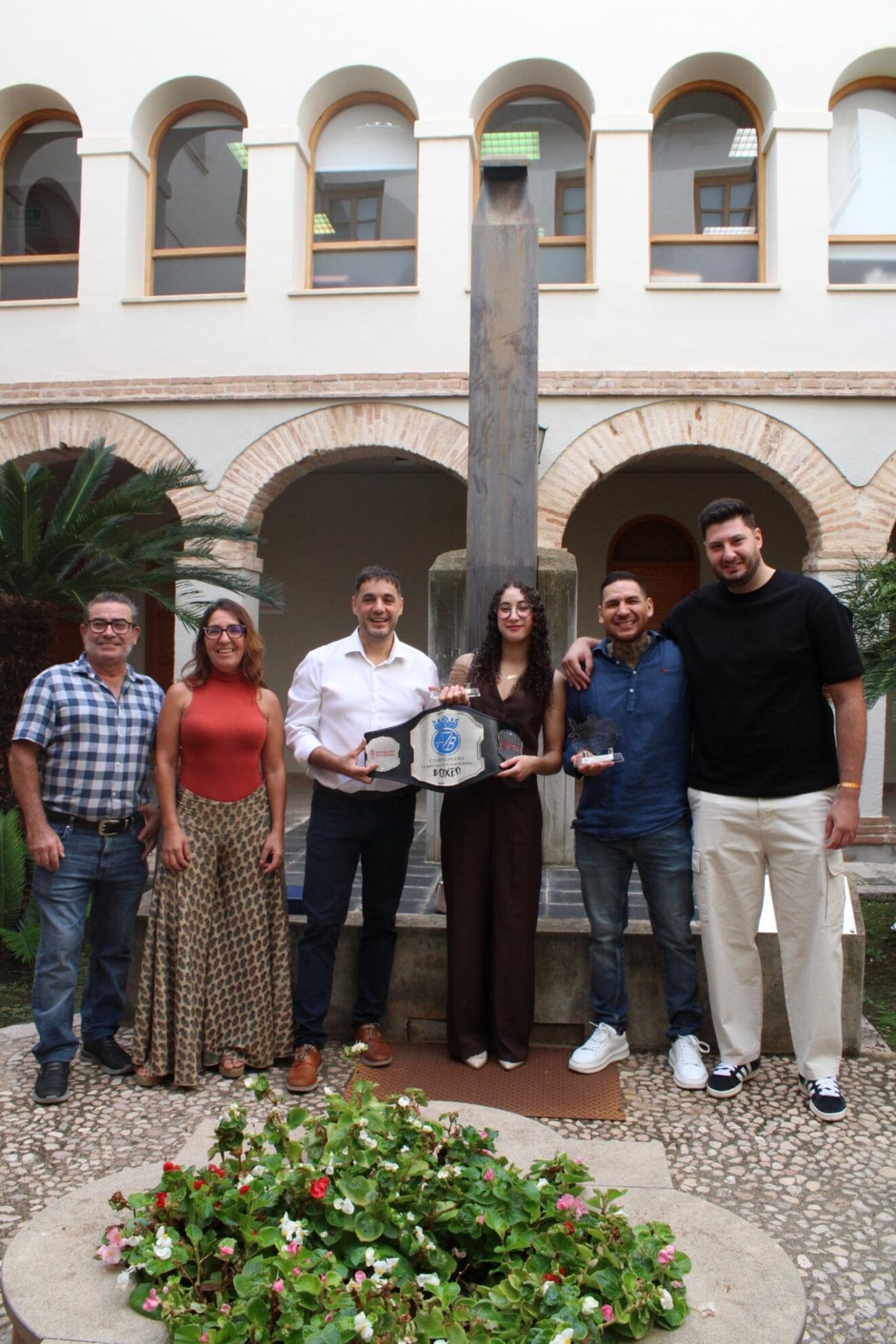 Recepción institucional a Mariama Charki y Nito Pinargote en el Ayuntamiento de Ondara