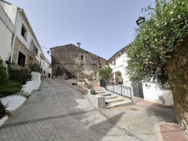 Remodelación de la Plaça de Baix de Benirrama