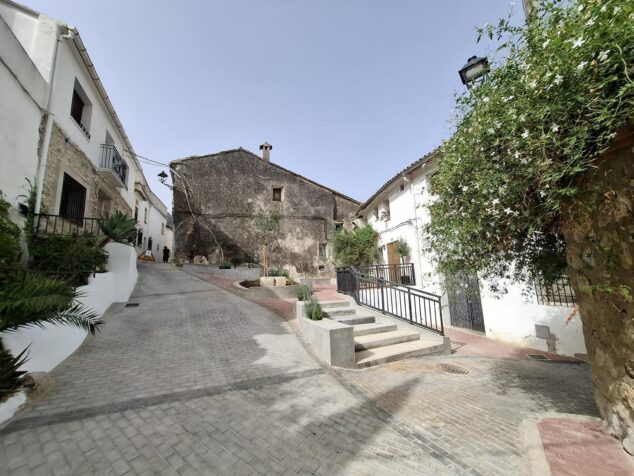 Benirrama estrena Plaça de Baix mejorada con la participación ciudadana y el Pla Conviure 2 Imagen: Fotografía de la Plaça de Baix de Benirrama remodelada con nuevo pavimento y escaleras