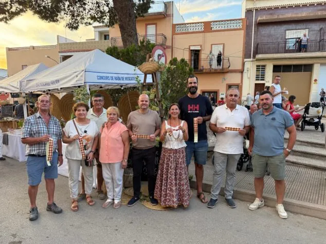 Teulada destina 3.000 euros a etiquetar sus racimos y proteger la marca del moscatel local 1 Imagen: Representantes municipales y productores muestran las nuevas vitolas identificativas de la marca «Moscatel de Teulada»