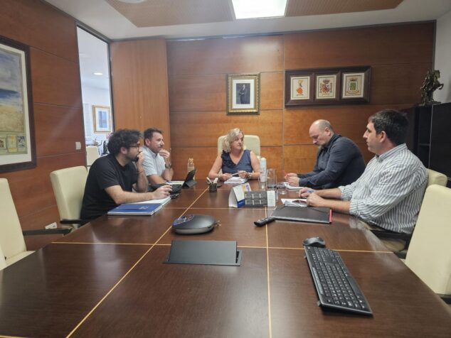 Imagen: Reunión entre la alcaldesa de Calp, el concejal de Playas y representantes de la empresa de limpieza FCC.