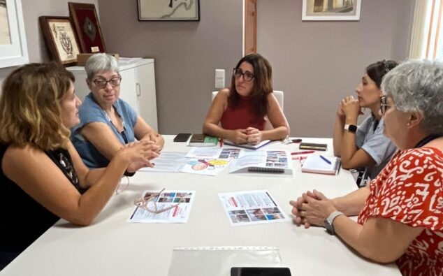 Imagen: Reunión entre la concejalía de Servicios Sociales de Ondara y representantes de Cruz Roja.