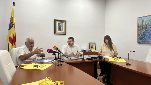 Persianes amb Art no para de crecer en Els Poblets: 34 nuevas persianas y artistas de cuatro territorios en 2026 4 Imagen: Ricard Pérez, José Luis Mas y Marina Sanmartín durante la presentación de Persianes amb Art 2026 en Els Poblets
