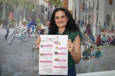 Rosa Ana Marí mostrando el cartel del Festival Arrels de Ondara.