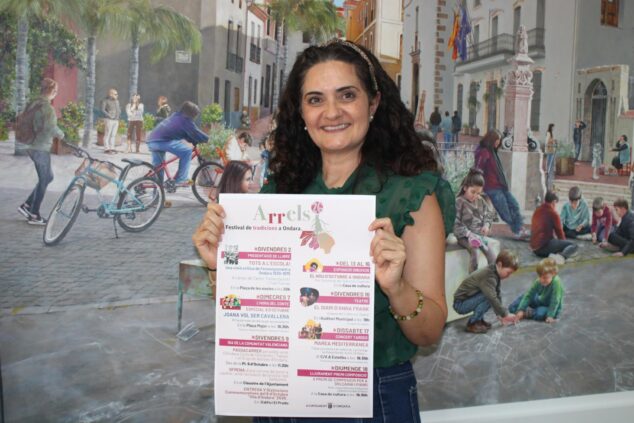 Rosa Ana Marí mostrando el cartel del Festival Arrels de Ondara.