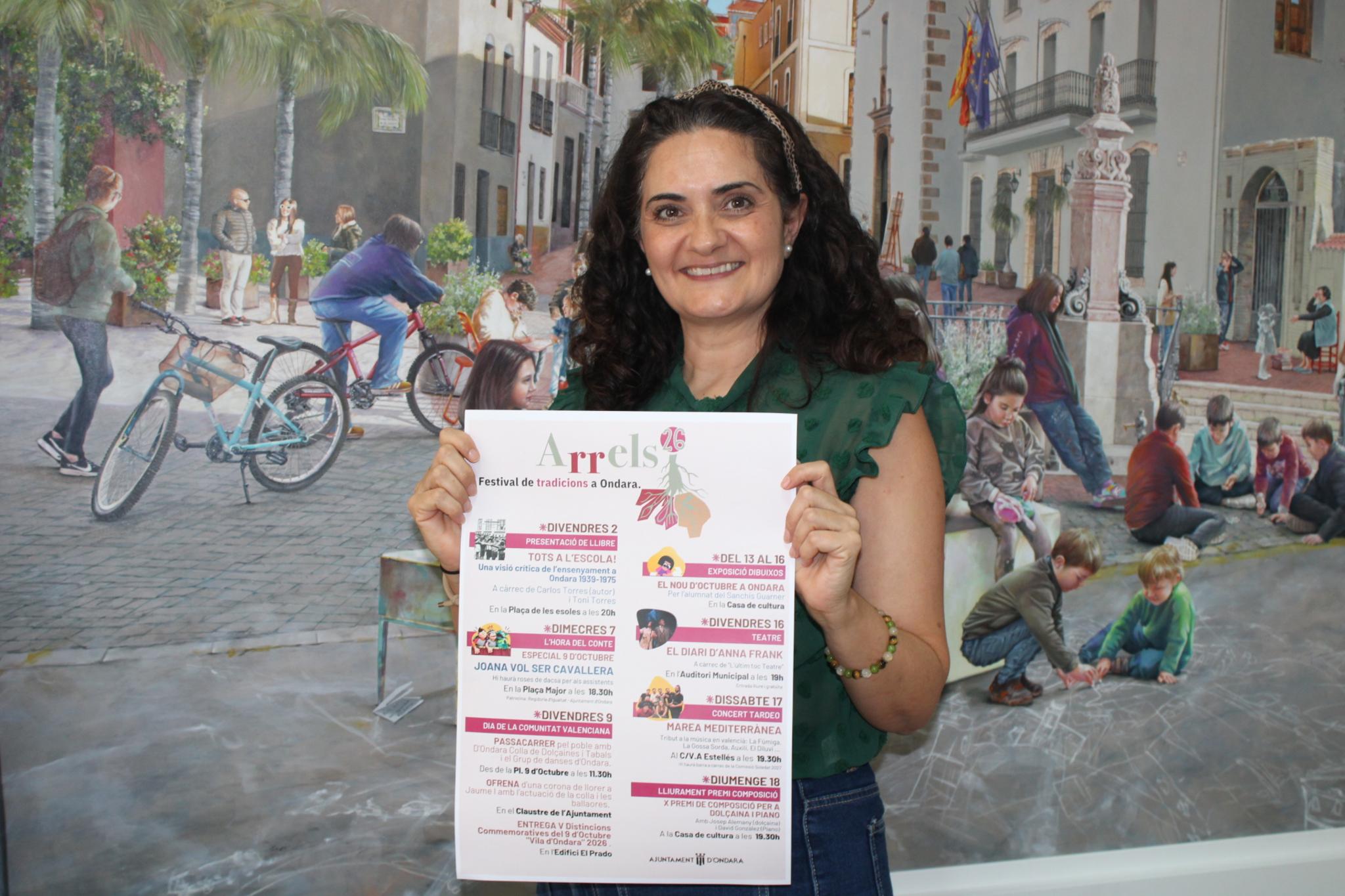 Rosa Ana Marí mostrando el cartel del Festival Arrels de Ondara.