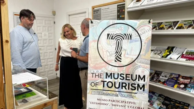 Un siglo de turismo en Calp: desde los primeros viajeros hasta el futuro 1 Imagen: Sala de la exposición de Turismo en Calp