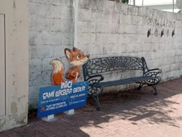 Señal de punto de encuentro de ruta escolar segura con un dibujo de un zorro.