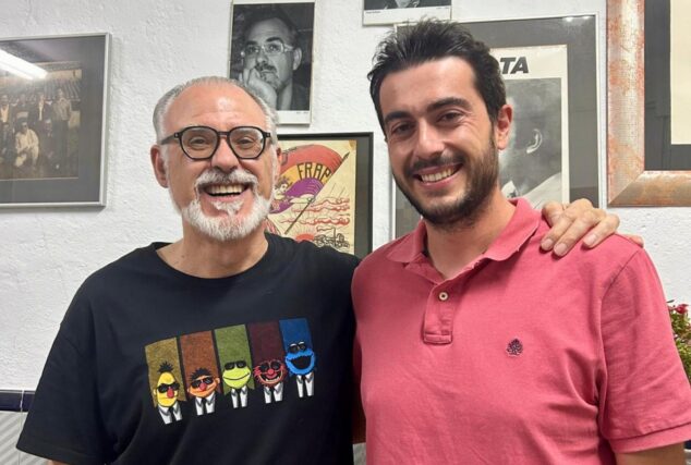 Imagen: Fotografía de Sergi Ferrús, alcalde de Pedreguer, y Ferran Lloret, candidato de Compromís a la alcaldía, sonriendo juntos.