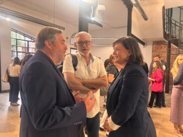 El Ministerio de Vivienda y Casa 47 colaborarán con Pedreguer para desplegar 66 viviendas asequibles 4 El alcalde de Pedreguer, Sergi Ferrús, conversa con la ministra Isabel Rodríguez en el acto de Casa 47.