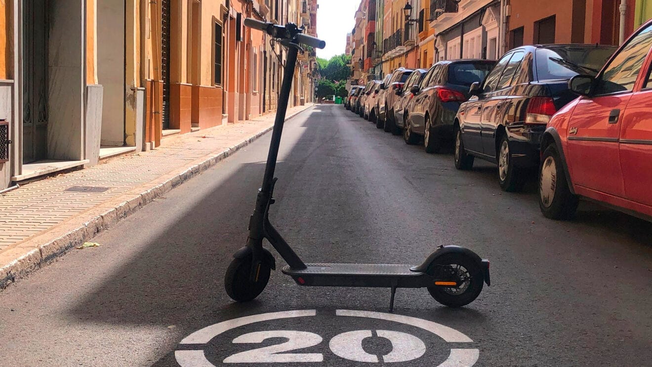 La DGT cambia las reglas de los patinetes eléctricos: lo que será obligatorio desde octubre 2 un patinete electrico en denia archivo