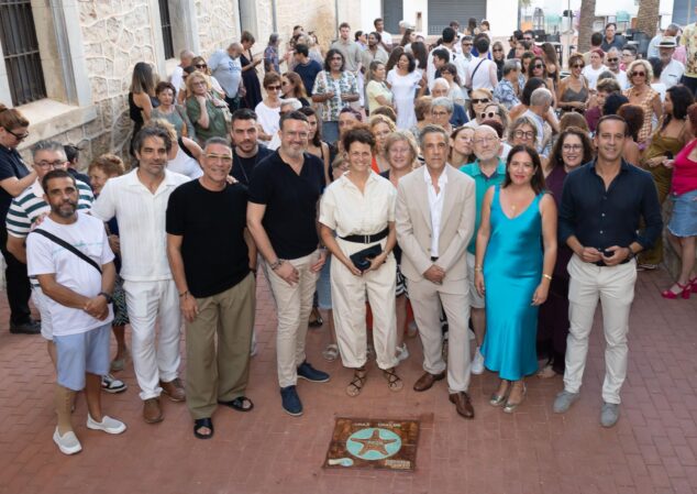 El Festival Benissa en Corto suma al actor Unax Ugalde a su particular paseo de las estrellas 1 Imagen: Foto de grupo con el actor Unax Ugalde, autoridades y organizadores posando alrededor de su estrella recién descubierta en una calle de Benissa.