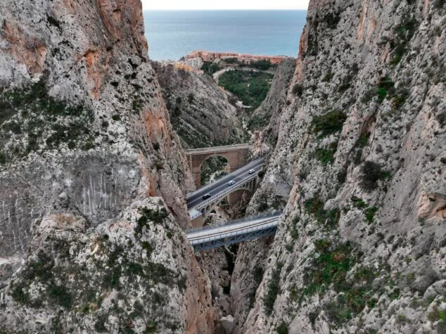 Vista aérea de los viaductos ferroviarios y de carretera en el barranco del Mascarat, con el mar Mediterráneo al fondo.