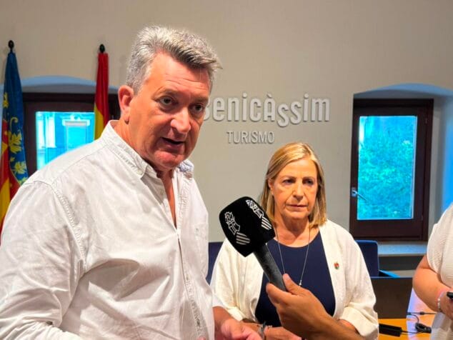 Xàbia y Dénia, entre las zonas con más capturas de jabalís en la Comunitat Valenciana 4 Imagen: Vicente Martínez Mus hablando a un micrófono junto a Susana Marqués con un fondo que dice "Benicàssim Turismo".