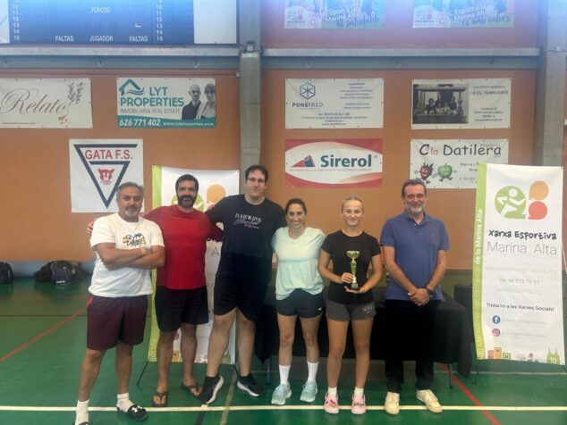 Equipo Vòlei Gata con el trofeo de campeones del torneo