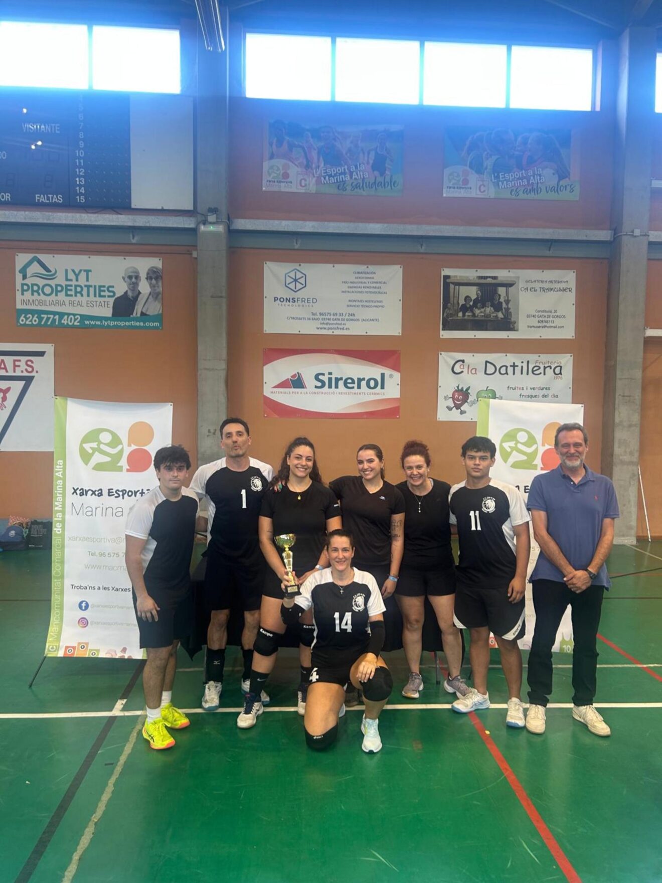 Foto del equipo campeón Vòlei Gata