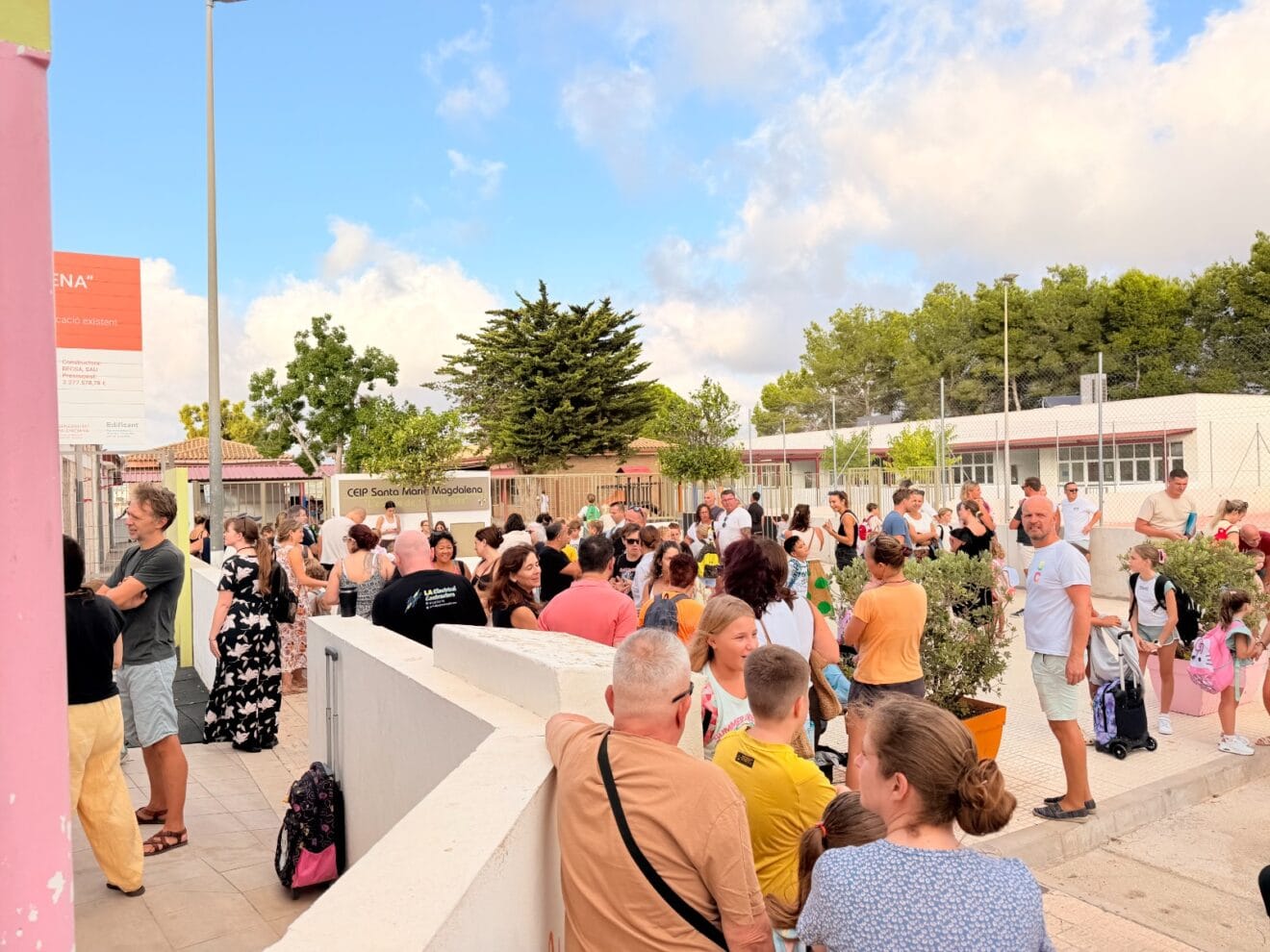 Familias y alumnado en el exterior del CEIP Santa María Magdalena de El Poble Nou de Benitatxell durante el inicio del curso escolar 2026-2027