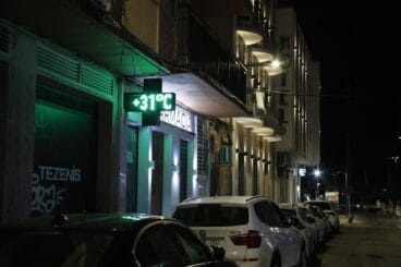 Septiembre de récord en la Marina Alta: la comarca registra noches sofocantes y máximas históricas, ¿es el nuevo verano sin fin? 3 Termómetro de una farmacia marcando 31 grados durante la noche en una calle de Dénia.